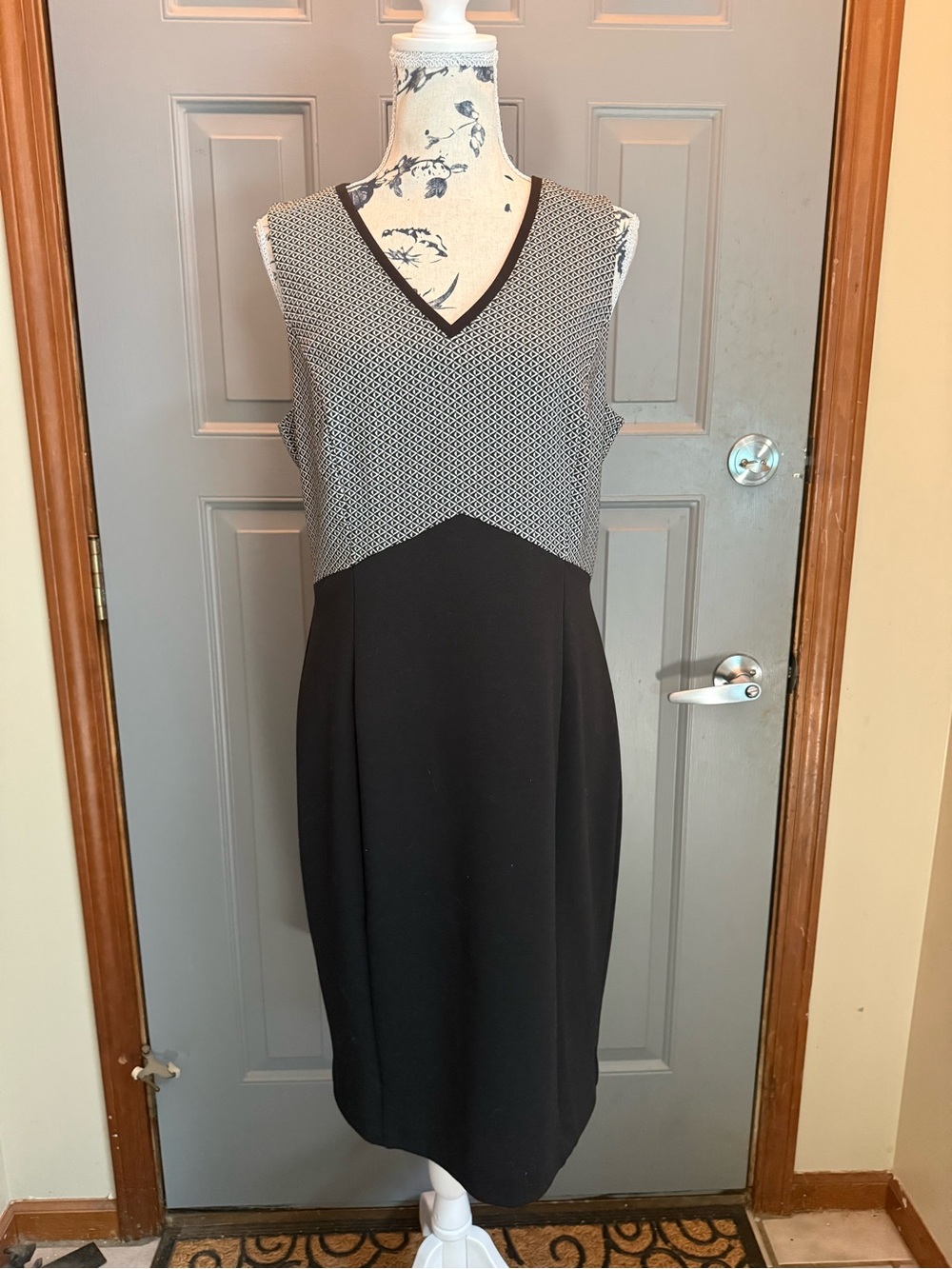 White House Black Market-Classic Black & White V-Neck Sheath Dress(10)